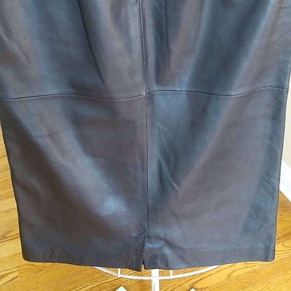 Exquisite Valentino Leather Skirt - Picture 5 of 16